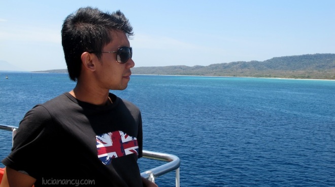 Can you see the turquoise color? One thing i like from east Indonesia's sea is we can swim there! *abaikan modelnya*